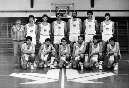 od L proti D stojijo - trener Sašo Paternost, Pakiž, Krajšek, Šantelj, Nelc, Tiringer, Žvanut, čepijo od L proti D - Nikolić, Smrdel, Vidmar, Kobe, M. Tiselj, Likon